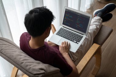 Model uygulama ve program kodlaması için bilgisayar ekranında yazılım geliştirme programlama