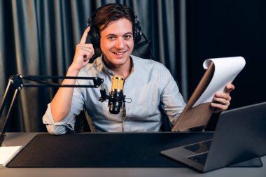 Akıllı yayıncının sunucu kanalı, canlı sosyal medyada canlı yayında konuşma programı ile birlikte modern stüdyoda, kayıt cihazıyla dinleyiciye senaryo okumaktadır. Bireysel.