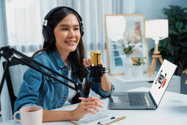 Kot pantolon giyen, yaratıcı yayın yapan genç Asyalı sunucu stüdyo dinleyicisiyle günlük hayatta pazarlamayı ya da danışmanı tanıtmayı online olarak anlatıyor. Taktik.