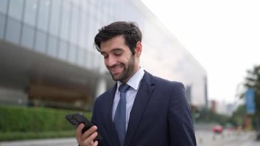 Kafkasyalı yetenekli bir proje yöneticisi. Bulanık geçmişiyle şehirde yürürken telefonla konuşuyor. Akıllı telefon kullanan yetenekli bir işadamı bulanık geçmişi olan bir proje yöneticisiyle konuşuyor. Sevinçli..