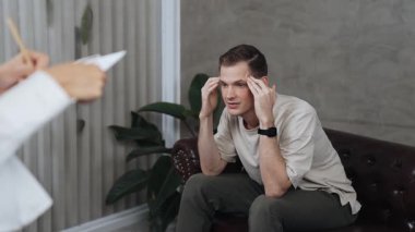 Savunmasız, stresli, genç bir hasta, ofisteki zihinsel tedavi sırasında duygusal travma, endişe ve akıl hastalıklarını psikiyatriste aktarıyor. Psikolojik danışma seansı. Düzenle