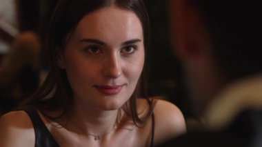 Odaklanmış güzel, çekici bir kadının portresi yatay manzaralı arkadaşlarla sohbet ediyor. Gece kulübünde sosyetik atmosferde doğal yüz güzelliği yakalamak. Vinosity.