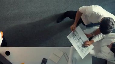 Akıllı mimar ve yetenekli inşaat mühendisi ekibinin, bina inşaatı için birlikte çalışırken proje, ekipman ve güvenlik kaskıyla toplantı masasında durmasının en iyi görüntüsü. Hizalama.