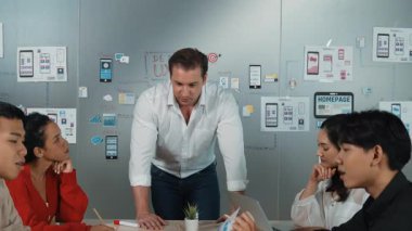 Bir grup profesyonel iş adamı Ux ve Ui tasarımı hakkında konuşuyor. İşbirlikçi çeşitli iş adamları pazarlama planı hakkında beyin fırtınası yapıyor. Birlikte çalışan iş adamları. Yönlendirici.