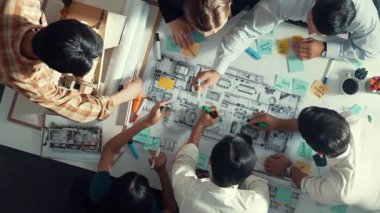 Proje yöneticisi ya da inşaat mühendisinin planlama ve planlama binasında yazışmalarının üst düzey görüntüsü. Toplantı masasında birlikte çalışan mimarın belgeyle birlikte havadan görünüşü. Hizalama.