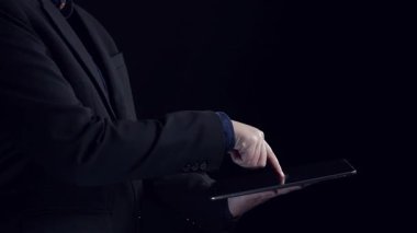 İş adamı değerli ERP sistemlerini koz olarak kullanıyor, değeri ve operasyonel verimliliği maksimuma çıkarıyor. En uygun değer ve performans için kaynakları ve değerli süreçleri en üst düzeye çıkarmaya odaklanmış. Kullanıcı Kimliği