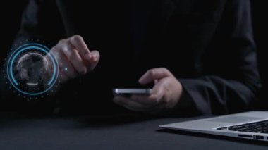 İş adamı siber güvenliğin özünü keşfeder. Siber koruma yöntemlerini, tehditleri derinlemesine araştır ve siber güvenlik duruşunu güçlendir. Siber güvenlik çağında UUID 'de gezinmek için gerekli