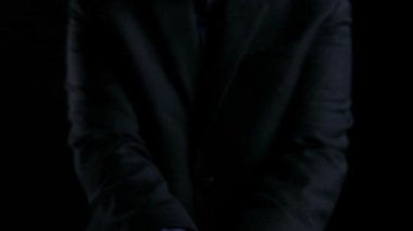 Borsa verileri ve analitik grafiklerle çevrili finansal yatırımlardaki büyümeyi işaret eden parlak bir oku tutan profesyonel bir resim, başarıyı işaret ediyor. Dörtgen