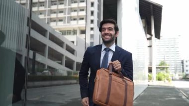 Terfiyi kutlamak ya da sokakta yürürken iyi haberler almak için yürüyen ve dans eden yetenekli bir iş adamı. Yetenekli proje yöneticisi ya da lider aşırı sevinç duygularını ifade ediyor. Sevinçli.