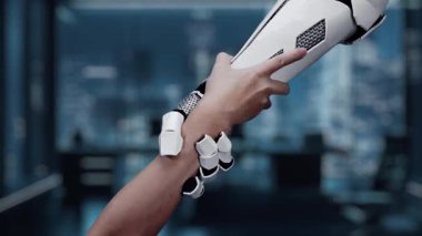 Robot kola uzanan bir insan elinin görsel temsili, modern iş dünyasının başarısı ve ilerlemesi için teknoloji ve yenilikteki işbirliğini sembolize ediyor. Auvana