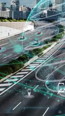 Yeni şehir yolunda gelecek araba trafiği için akıllı ulaşım teknolojisi kavramı. Sanal akıllı sistem, şehir sokaklarındaki araç verilerini birbirine bağlamak için dijital bilgi analizi yapıyor .
