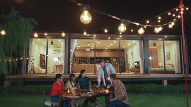 Mutlu aile, gece kutlama partisinde parlayan maytap tutuyor. Sevgili üyemiz birlikte kıvılcım oynamaktan hoşlanıyor. Nesiller arası uçurum için açık hava aktivitesi aile bağını güçlendirir. Uyumsuzluk.