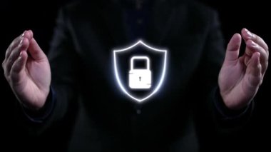 İş adamı siber güvenliğin özünü keşfeder. Siber koruma yöntemlerini, tehditleri derinlemesine araştır ve siber güvenlik duruşunu güçlendir. Siber güvenlik çağında UUID 'de gezinmek için gerekli