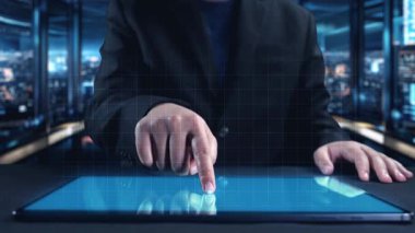 İş adamı iş büyümesi için ölçümleri değerlendirir, genişleme hedefleri koyar. İnovasyon ve strateji 2025 yoluyla sürekli iş büyümesini teşvik etme hakkında görüşler. Kullanıcı Kimliği