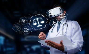 Tıbbi bir profesyonel, yasal ve tıbbi sembollerle etkileşime girerek sanal gerçekliğe daldı. Bu fütüristik sahne sağlık, hukuk ve teknolojinin yakınlaşmasını vurguluyor. PHMT