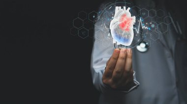İnsan kalbi anatomisi hologramı yüzen ampulleri toplayan zeki doktorlara yakın durun. Tıp çalışanı kalp rahatsızlığını tedavi etmek için yaratıcı ve yenilikçi bir yöntem buluyor. İyileştirici.