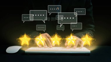 Yüzen konuşma baloncukları ve parlayan yıldızlarla çevrili, dijital iletişimi ve çevrimiçi eleştirileri sembolize eden bir klavyede yazı yazan ellerin büyüleyici görüntüsü. Dörtgen