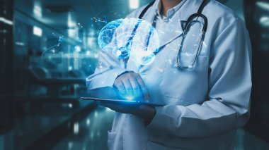 Laboratuvarda geçmişi bulanık bir şekilde duran beyin hologramıyla elinde tablet bulunan tıbbi işçilere yakın çekim. Doktor beyin araştırmalarında hasta semptomlarını kontrol ediyor. Teknoloji. İyileştirici.