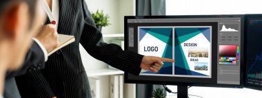 Web sayfasının modern tasarımı ve bilgisayar ekranında gösterilen ticari canlı reklamlar için grafiksel tasarımcı yazılımı