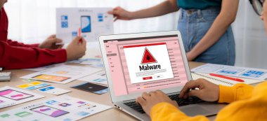 Siber saldırı konsepti. Bilgisayar ekranında görülen kötü amaçlı yazılım uyarısı ve bilgisayar sisteminde veya çevrimiçi sunucuda kaldırılacak tehdit algılaması.