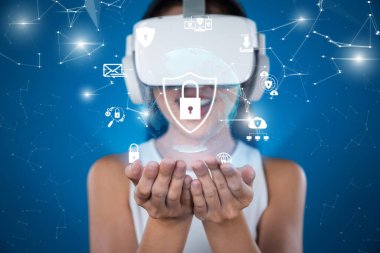 Modern bir ortamda veri koruması ve çevrimiçi güvenliği temsil eden dijital sembollerle etkileşime giren bir kadın olarak sanal gerçekliğin ve siber güvenliğin kesişimini araştırın. XDMCP