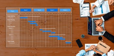 Bu resim, dizüstü bilgisayar ve raporların yer aldığı, takım çalışmalarını vurgulayan, işbirlikçi bir çalışma alanına karşı hazırlanmış, ayrıntılı görev ve zaman çizelgelerine sahip bir proje yönetimi Gantt tablosunu gösteriyor. Dostluk