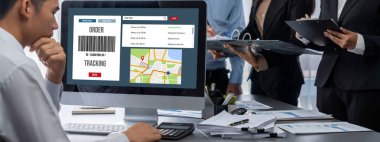 İş zekası ve veri analizi kavramı. Analizci ekibi laptop ekranında finansal veri analizi üzerinde çalışıyor. Etkili iş stratejik planlama için pazarlama göstergesi olarak. İçgörü