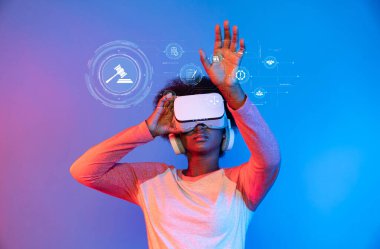 Bir insan canlı bir dijital ortamda uyum, hukuk ve kalite standartları kavramlarını keşfederken sanal gerçeklik teknolojisiyle ilgilenir. XDMCP