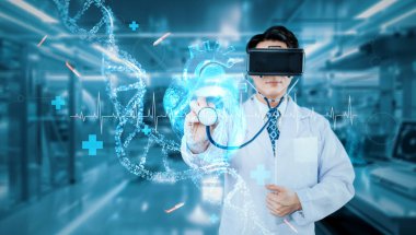 Doktor steteskop tutarken insan nabız hologramını kontrol ediyor ve artırılmış gerçeklik teknolojisi kullanırken insan organına bakıyor ve arka planı bulanık bir şekilde laboratuvarda duruyor. Yaratıcılık.