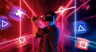 Parlayan lazer kılıcını tutan ve arttırılmış gerçeklik gözlüğü takan oyuncu mavi ve kırmızı renkte müzik oyunu oynuyor. Enerjik insan VR gözlükleri ve metaevreni bağlıyor. Yaratıcılık.