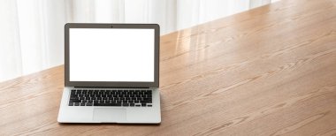 Tasarımınız için mod bilgisayardaki beyaz boş ekran monitör ekranında maket yapın