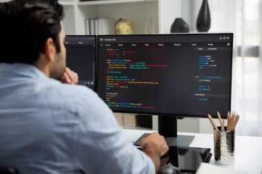 Modern ofisteki web sitesinde son güncelleme sürümü için iki pc ekranda akıllı bilişim geliştirici yazılım geliştirme kodlaması üzerinde yoğunlaşmak, virüs yazılım uygulama programı yaratmak. Tahmin et..
