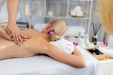 Kafkasyalı kadın müşteri stres önleyici spa masajının keyfini çıkarıyor ve lüks otel ya da oteldeki gündüz açık ortam güzellik salonunda güzellik teniyle eğleniyor. Sessiz.