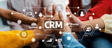 Girişimci şirket çalışanlarının el ele dizilmesi başarılı bir iş ortaklığı grubunu ve panoramik afişte kamu işyerinde güçlü bir birlik takım çalışmasını sembolize ediyor. Sinerjik Dostluk