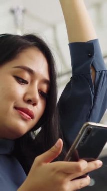 Trendeki genç kadın cep telefonu. Kentsel şehir yaşam tarzı işe gidip gelme kavramı .