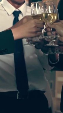 Başarılı iş adamları balo salonunda takım arkadaşlarıyla şarap ve şampanya içerek yeni ürünleri piyasaya sürme projesini kutluyorlar. Kurumsal iş ve insan ağ kurma kavramı.