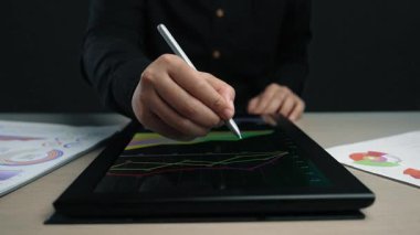 Stratejik planlama ve performans analizinde iş danışmanlarına yardımcı olan yapay zeka güdümlü çözümler, otomasyonun kurumsal karar verme mekanizmasındaki rolünü göstermektedir. Noogenesis Yapay Zeka