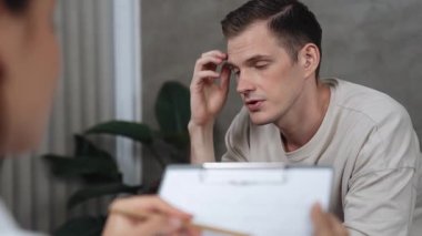 Psikolojik konsültasyon zihinsel problemde iyileşme kaydediyor, genç hasta terapi seansında, psikiyatrist de akıl hastalıkları konusunda tanı koyuyor. Zihinsel tedavi seansı. Düzenle