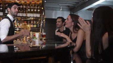Dumanlı, klasik kokteyl içmiş çift ile VIP müşterilere özel içki servisi yapmak güzel kokuyor. İçki tezgahının lüks barında akıllı barmenlerin açtığı viski kokteyli. Vinosity.