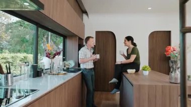 Sevimli yaşlı çift, ellerinde kahve fincanı tutarken mutlu bir şekilde güzel olaylardan ya da mutfaktaki haberlerden bahsediyorlar. Neşeli büyükbaba ve büyükannenin mutlu bir ilişkileri ve aileleri var. Uyumsuzluk.