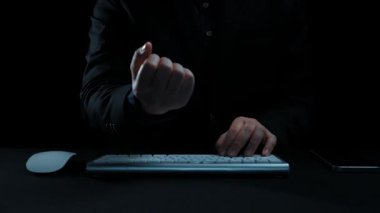 Bir iş adamı, bir elinde grafikler ve simgeler gibi dijital elementlerle çevrili, pazarlama başarısını ve modern çalışma ortamındaki stratejik planlamayı sembolize eden bir hedef ikonu tutuyor. Dörtgen