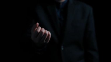 Bu resim, güvenlik teknolojisini göstermek için dijital kilit ve grafikler kullanarak veri koruma kavramını gösteriyor. Görseller vurgu için karanlık bir ortamda sunuluyor. Dörtgen