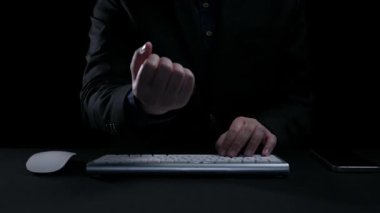 Yapay zeka mühendisliği, büyük veri ve yapay zeka makinesi kavramında yapay zeka beyin işlemcisiyle iş desteği için üretken yapay zeka kullanmayı öğrenen insan etkileşimi. Kullanıcı Kimliği