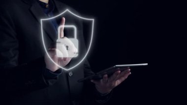 İş adamı siber güvenliğin özünü keşfeder. Siber koruma yöntemlerini, tehditleri derinlemesine araştır ve siber güvenlik duruşunu güçlendir. Siber güvenlik çağında UUID 'de gezinmek için gerekli