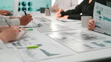Profesyoneller, odaklanmış takım çalışması ve veri odaklı kararlar yoluyla iş stratejisi ve performansını geliştirmek için ayrıntılı rapor ve çizelgeleri analiz ederek çağdaş bir ofiste işbirliği yaparlar. SACTR