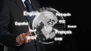 Birden fazla dille küresel iletişim. Çevrimiçi dil çalışmasına sahip dijital sanal gerçeklik küresi, çevirmenlik dersi ve bağlı VR dünyasında uygulama yetenekleri. EIDE