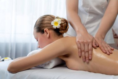 Kafkasyalı kadın müşteri stres önleyici spa masajının keyfini çıkarıyor ve lüks otel ya da oteldeki gündüz açık ortam güzellik salonunda güzellik teniyle eğleniyor. Sessiz.