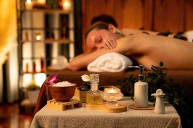 Aromaterapi masaj atmosferi ya da spa salonu kompozisyon düzeneği bulanık çifte odaklı dekorasyon mumları ve spa aksesuarları ile tatil köyü ya da otel arka planında aroma spa masajının keyfini çıkarıyorlar. Sessiz.
