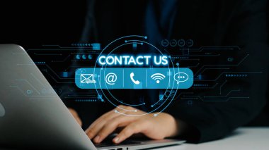 Bu stok görüntüsü, iş ve teknoloji temalı projeler için ideal olan bir dizüstü bilgisayardaki iletişim ikonlarının yer aldığı modern bir dijital iletişim kavramını yakalar. Dörtgen