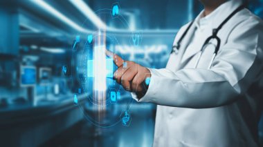 Doktorun tıbbi holograma bakıp işaret etmesine ve teknolojik yenilikler kullanarak hasta semptomlarını teşhis etmeye hazırlanmasına yakın durun. Holografik. Doktor tıbbi haç simgesini seçiyor. İyileştirici.